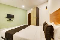 Super Townhouse Rcc Hotel Banjara Hills客房内的一张或多张床位