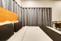 Super Townhouse Rcc Hotel Banjara Hills客房内的一张或多张床位
