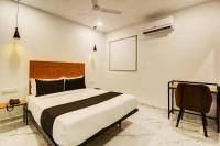 Super Townhouse Rcc Hotel Banjara Hills客房内的一张或多张床位