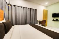 Super Townhouse Rcc Hotel Banjara Hills客房内的一张或多张床位