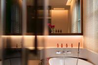 Chuanxing Yinli Hotel Chengdu Kuanzhai Alley Branch, with free welcome wine and afternoon tea的一间浴室