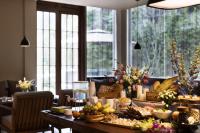成都Chuanxing Yinli Hotel Chengdu Kuanzhai Alley Branch, with free welcome wine and afternoon tea的摆满自助餐的桌子