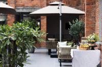 Chuanxing Yinli Hotel Chengdu Kuanzhai Alley Branch, with free welcome wine and afternoon tea的庭院或其他户外区域