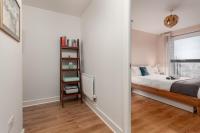 Bright and Stylish Kennington Gem客房内的一张或多张床位