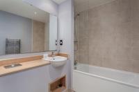 Bright and Stylish Kennington Gem的一间浴室