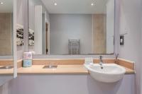 Bright and Stylish Kennington Gem的一间浴室