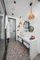 厄吕代尼兹Ölüdeniz Blu Luxury Unique Hotel - Adults-Only的带水槽和镜子的浴室