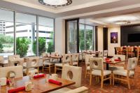 Holiday Inn National Airport/Crystal City by IHG的休息区