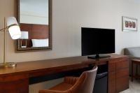 Holiday Inn National Airport/Crystal City by IHG的电视和/或娱乐中心