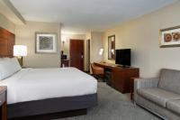 Holiday Inn National Airport/Crystal City by IHG的电视和/或娱乐中心