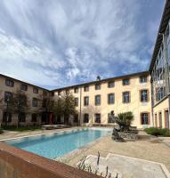Dali Hôtel Montauban内部或周边的泳池
