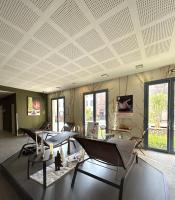 Dali Hôtel Montauban的电视和/或娱乐中心