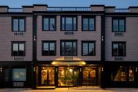 巴港The Pathmaker Hotel的建筑的外墙,有商店