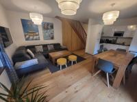 夏蒙尼-勃朗峰Cham&#39;Heart, 4-star apartments in Chamonix centre with free private parking的享有客厅和用餐室的顶部景致