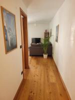 夏蒙尼-勃朗峰Cham&#39;Heart, 4-star apartments in Chamonix centre with free private parking的带沙发和木地板的客厅