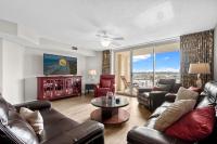 默特尔比奇Yacht Club Villas 1-505 - Marina View的客厅配有真皮沙发和电视