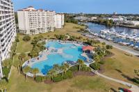 默特尔比奇Yacht Club Villas 1-505 - Marina View的享有带大型游泳池的度假村的空中景致