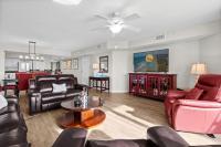 默特尔比奇Yacht Club Villas 1-505 - Marina View的配有皮革家具和桌子的客厅