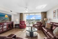 默特尔比奇Yacht Club Villas 1-505 - Marina View的带沙发和电视的客厅