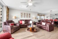 默特尔比奇Yacht Club Villas 1-505 - Marina View的配有皮革家具和桌子的客厅