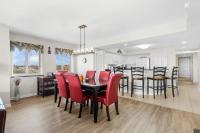 默特尔比奇Yacht Club Villas 1-505 - Marina View的带桌椅的餐厅和厨房