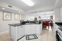 Yacht Club Villas 1-505 - Marina View的厨房或小厨房
