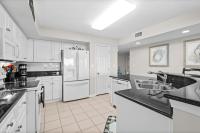 Yacht Club Villas 1-505 - Marina View的厨房或小厨房