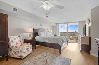 Yacht Club Villas 1-505 - Marina View客房内的一张或多张床位