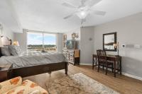Yacht Club Villas 1-505 - Marina View客房内的一张或多张床位
