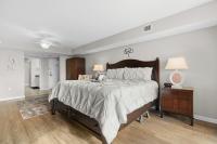 Yacht Club Villas 1-505 - Marina View客房内的一张或多张床位