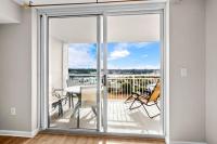 Yacht Club Villas 1-505 - Marina View的阳台或露台
