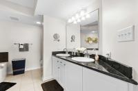 Yacht Club Villas 1-505 - Marina View的厨房或小厨房