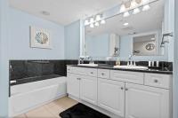 Yacht Club Villas 1-505 - Marina View的一间浴室
