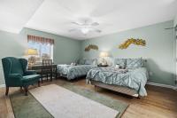 Yacht Club Villas 1-505 - Marina View客房内的一张或多张床位
