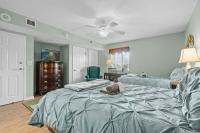 Yacht Club Villas 1-505 - Marina View客房内的一张或多张床位