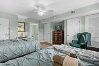 Yacht Club Villas 1-505 - Marina View客房内的一张或多张床位