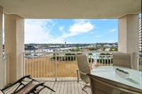 Yacht Club Villas 1-505 - Marina View的阳台或露台