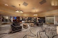 里诺Peppermill Resort Spa Casino的配有沙发、椅子和酒吧的大堂