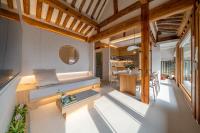 首尔Seoul Premium Hanok MemoryStay Hyoja的带沙发和桌子的客厅