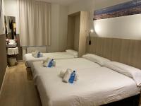 Hostal BESTPRICE Barcelona Stadium客房内的一张或多张床位