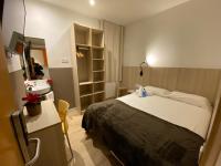 Hostal BESTPRICE Barcelona Stadium客房内的一张或多张床位