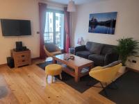 夏蒙尼-勃朗峰Cham&#39;Heart, 4-star apartments in Chamonix centre with free private parking的带沙发和桌子的客厅