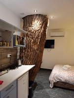 埃拉特R&amp;B Tree House的厨房设有木墙和一张床