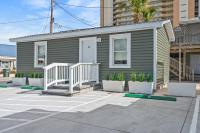 默特尔比奇Cozy Beachside Bungalow Studio Ideal for Couples的前面有植物的小房子