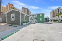 默特尔比奇Cozy Beachside Bungalow Studio Ideal for Couples的一座有建筑的城市小房子