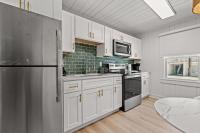 Cozy Beachside Bungalow Studio Ideal for Couples的厨房或小厨房