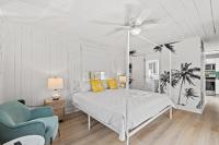 Cozy Beachside Bungalow Studio Ideal for Couples客房内的一张或多张床位