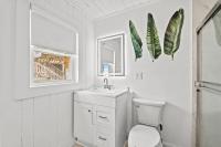 Cozy Beachside Bungalow Studio Ideal for Couples的一间浴室