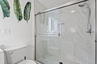 Cozy Beachside Bungalow Studio Ideal for Couples的一间浴室