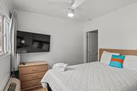 默特尔比奇4BR2BA Sleeps 12 Pet-Friendly Steps to Beach的一间带床和平板电视的卧室